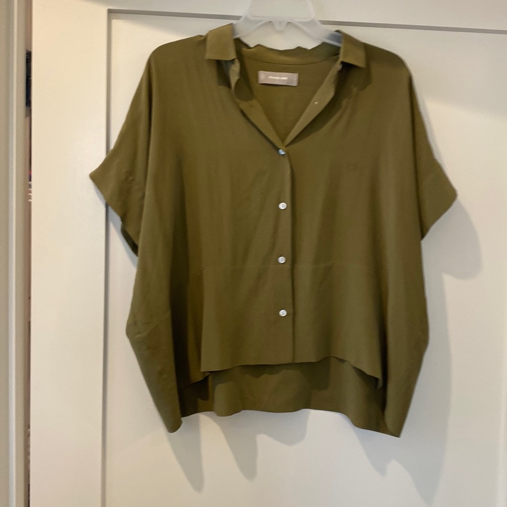 Everlane square silk short sleeve top. Easily dressed up or down!